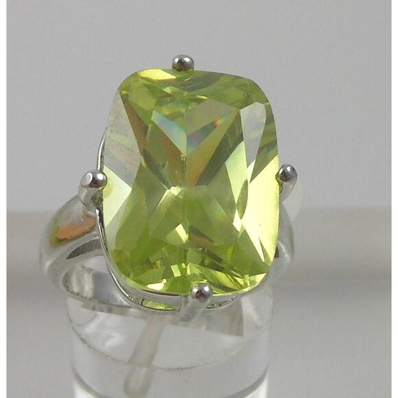 Vintage 1990's Green Cocktail Ring Size 7 Thailand Made NOS Cubic Zirconia - Picture 1 of 10